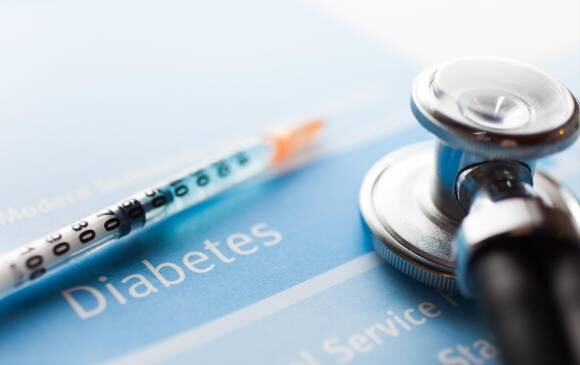 En Colombia: diabetes es la quinta causa de muerte entre los de 30 y 70 años 10 En Colombia: diabetes es la quinta causa de muerte entre los de 30 y 70 años En Colombia, de acuerdo a los reportes del Ministerio de Salud, tres de cada 100 personas padecen diabetes, siendo esta enfermedad la quinta causa de muerte entre las personas entre los 30 y 70 años, la cual puede llegar a causar ceguera, amputaciones de miembros inferiores, y daños en los riñones y el corazón.