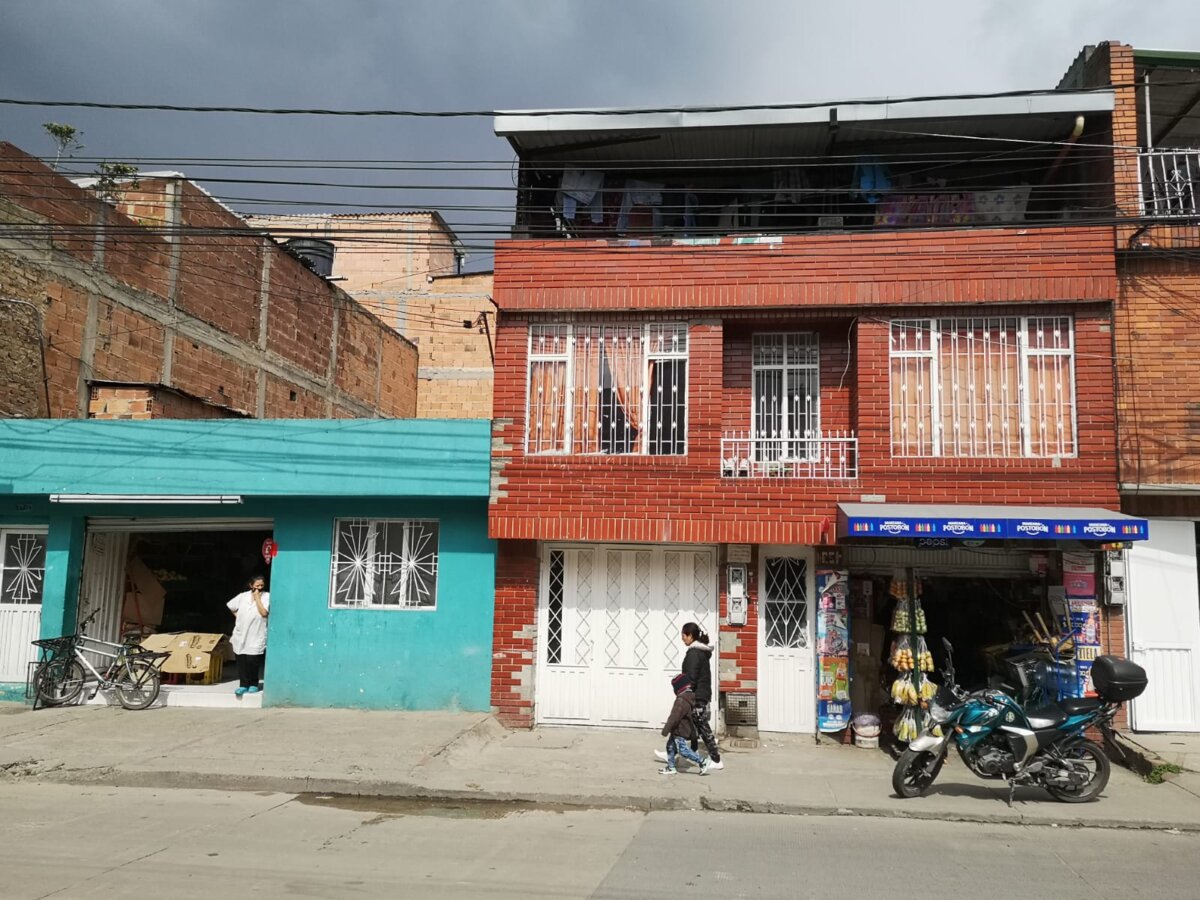 Dos hermanitos quedaron heridos en incendio de Kennedy Cerca de las 11 de la mañana de ayer se presentó un incendio al interior de una vivienda del barrio Britalia, en Kennedy, que dejó gravemente lesionados a una pareja de hermanitos de 5 y 8 años que se encontraban al interior del predio.