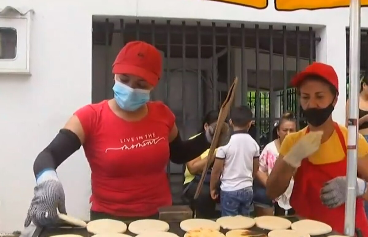 Terrible empalada a vendedora de arepas que había denunciado agresión La vendedora Lina María Quintero no había terminado de recuperarse por la lamentable escena que tuvo que vivir mientras atendía su negocio en una calle de Villavicencio, cuando nuevamente fue víctima de una desgracia por parte de unos desalmados.