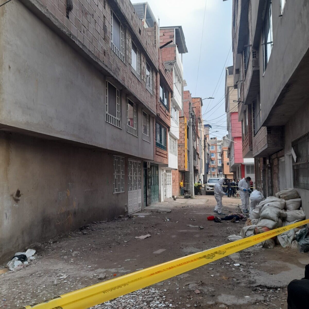 Mataron a Enrique a quemarropa en Engativá 2 Mataron a Enrique a quemarropa en Engativá Eran las 3:40 a. m. de ayer cuando varios disparos irrumpieron en la silenciosa calle del barrio Unir II (Engativá). Dos desconocidos atentaron contra la vida de un muchacho que fue identificado como Lainos Enrique Herrera.