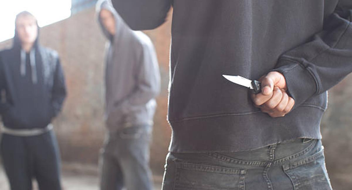 Asesinan a hombre en una calle del Amparo, en Kennedy En una calle del laberíntico barrio Amparo (Kennedy) un hombre fue atacado con cuchillo. Mientras este agonizaba, otro hombre y una mujer intentaron llevarlo al centro médico más cercano, fracasando en el intento, pues dejaron al hombre malherido a mitad de camino, abandonado a su suerte en las inmediaciones de Corabastos, donde finalmente fallecería. 