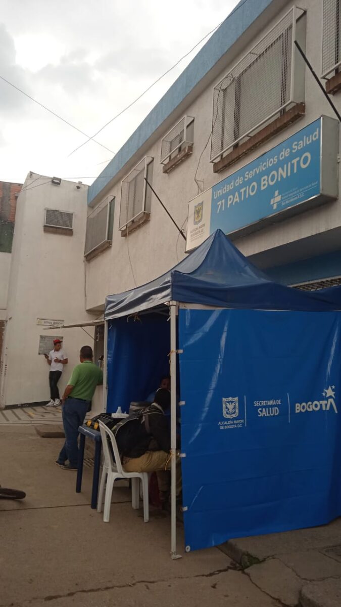 Asesinan a hombre en una calle del Amparo, en Kennedy En una calle del laberíntico barrio Amparo (Kennedy) un hombre fue atacado con cuchillo. Mientras este agonizaba, otro hombre y una mujer intentaron llevarlo al centro médico más cercano, fracasando en el intento, pues dejaron al hombre malherido a mitad de camino, abandonado a su suerte en las inmediaciones de Corabastos, donde finalmente fallecería. 
