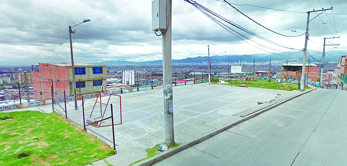 Enigmática muerte de intendente en Santa Rosita Hay consternación y múltiples interrogantes en la extraña muerte de un intendente de la Policía de Ciudad Bolívar, en horas de la madrugada de ayer, justo en el barrio Santa Rosita. El dolor que invade a los familiares de este uniformado es inexplicable, pues lo encontraron en vía pública con un disparo por arma de fuego.