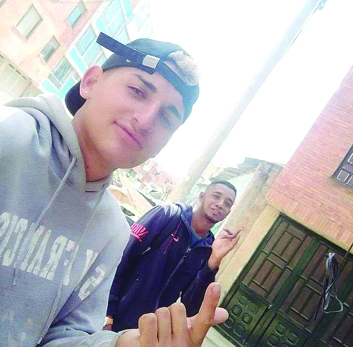 Mataron a Enrique a quemarropa en Engativá 1 Mataron a Enrique a quemarropa en Engativá Eran las 3:40 a. m. de ayer cuando varios disparos irrumpieron en la silenciosa calle del barrio Unir II (Engativá). Dos desconocidos atentaron contra la vida de un muchacho que fue identificado como Lainos Enrique Herrera.
