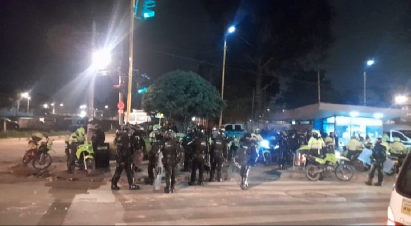 Protestas en Suba por hombre que fue abatido por policía 9 Protestas en Suba por hombre que fue abatido por policía En las horas de la noche de este jueves se presentaron fuertes disturbios en el barrio La Gaitana de la localidad de Suba, cerca de 40 personas llegaron hasta el CAI de este sector para exigirle a la Policía justicia por la muerte de Álvaro Calderón, luego de que un uniformado le disparara en medio de una persecución.
