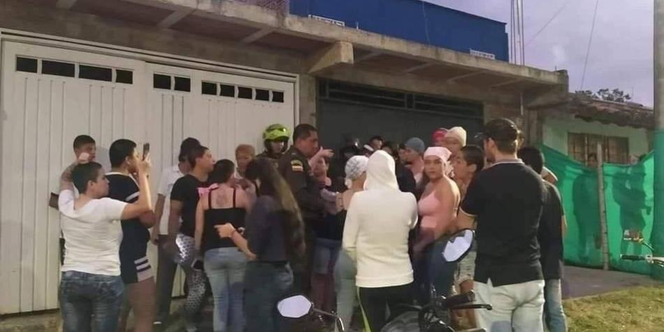 Estafaron a 32 mujeres: las dejaron sin pelo y sin plata 1 Estafaron a 32 mujeres: las dejaron sin pelo y sin plata "Nos quedamos prácticamente calvas y sin el dinero prometido", son las palabras de una de las 32 mujeres a quienes estafaron en el municipio Andalucía, Valle.