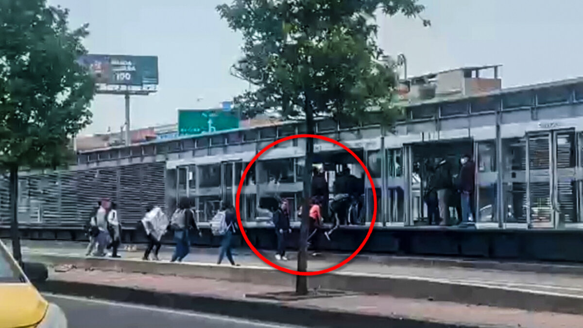 ¡Qué peligro! Estudiantes arriesgan su vida para colarse en TransMilenio 7 ¡Qué peligro! Estudiantes arriesgan su vida para colarse en TransMilenio En video quedaron captados varios estudiantes universitarios que, sin temor a nada, cruzaron la calle y se colaron en la estación de TransMilenio de la Avenida 68.