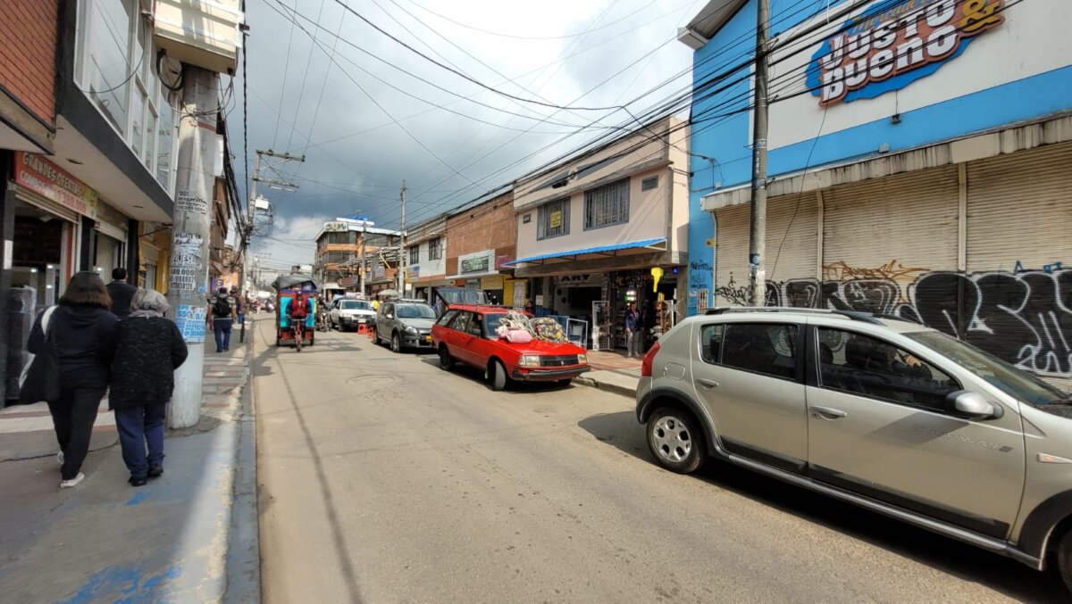 Enigmático crimen en Fontibón: un hombre fue asesinado a bala 1 Enigmático crimen en Fontibón: un hombre fue asesinado a bala En inmediaciones de la Plaza de Mercado de Fontibón, la noche de este viernes un hombre fue asesinado en medio de enigmáticos hechos que no han sido develados por las autoridades. El hombre fue encontrado malherido en un callejón de la zona, luego de recibir un mortal disparo, cuyas circunstancias se desconocen.
