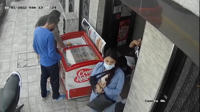En video: pilas a la modalidad de robo de esta banda en Fontibón 1 En video: pilas a la modalidad de robo de esta banda en Fontibón Recientemente una ciudadana se contactó con Q’HUBO para dar a conocer su denuncia tras haber sido víctima de una banda de cinco personas en la localidad de Fontibón. En video quedó registrado el momento en el que estos pillos ingresan a una miscelánea en calle 25 g con carrera 99, en el barrio San José, y de manera ágil se roban un celular Iphone.