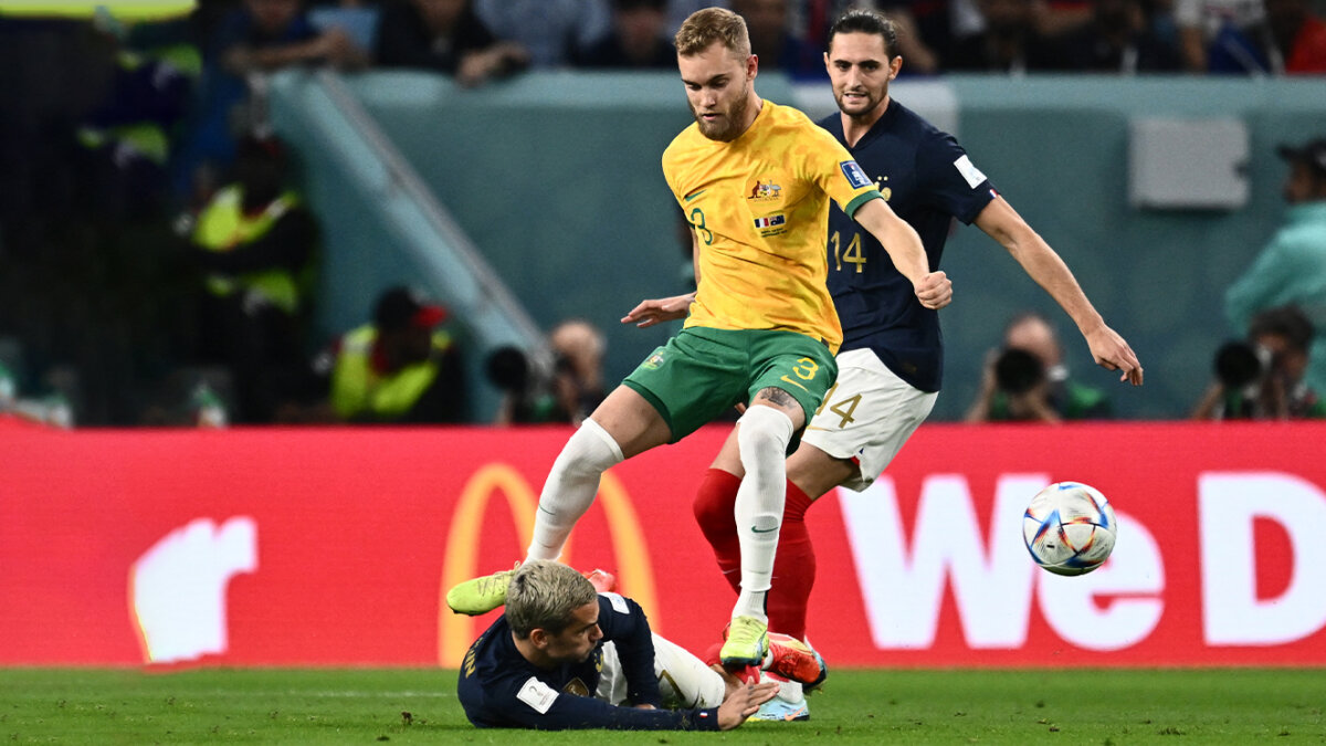 Francia arrasó 4-1 a Australia Francia, vigente campeona del mundo, comenzó la defensa de su corona con un triunfo 4-1 frente a Australia, este martes en Doha, en un partido en el que Olivier Giroud igualó el récord de Thierry Henry como máximo goleador de la historia de los 'Bleus' (51).&nbsp;