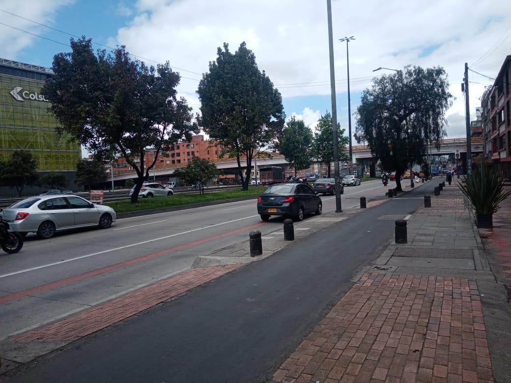 Nuevos detalles en caso de fleteo y sicariato en Teusaquillo 1 Nuevos detalles en caso de fleteo y sicariato en Teusaquillo Un nuevo caso de sicariato tiene con los pelos de punta a vecinos del sector de Galerías, en Teusaquillo, luego de que un hombre de 30 años fuera atacado por un grupo de desconocidos, quienes luego de montar un falso retén de policía sobre la Avenida NQS abordaron el vehículo donde se desplazaba su víctima y tras una fugaz disputa con uno de los bandidos, el hoy occiso fue brutalmente atacado al punto de recibir 9 disparos.