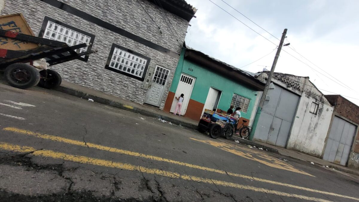 Fatal pelea de pareja en Las Cruces Una pareja que residía en el inmueble empezó la discusión, que terminaría en la muerte de una de las partes. Si bien no sabe con exactitud cómo se dieron los hechos, dado que el enfrentamiento ocurrió en el espacio privado de la pareja, lo cierto es que varios gritos y subidas de voz precedieron al momento en que la mujer, cegada por la ira, le clavó un cuchillo al hombre en el pecho. El agonizante hombre quedó tendido en el mismo punto donde fue atacado, mientras la mujer entendía lo que acababa de cometer.
