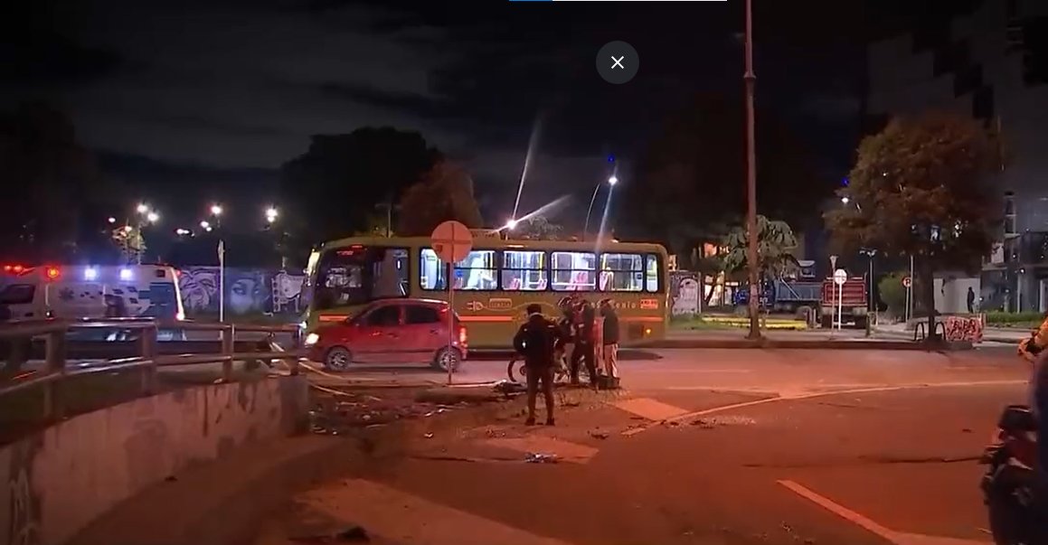Conductor de un bus atropelló a dos motociclistas en un hecho de intolerancia La mujer también estaba en una moto y resultó con graves lesiones en una de sus piernas. Varios ciudadanos que presenciaron lo ocurrido, auxiliaron a los dos motociclistas arrollados por el bus, mientras que otros le reclamaban al conductor y, además, le rompieron varias ventanas del articulado.