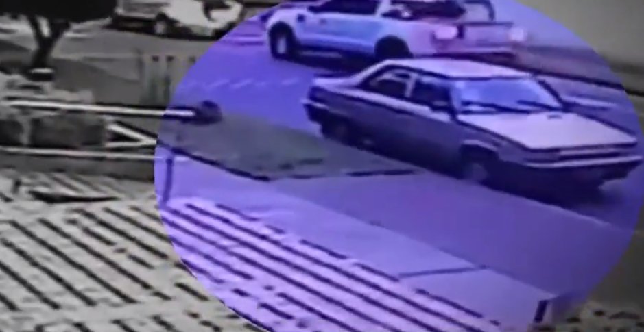En segundos, pillo se robó un vehículo en Cedritos En una cámara de seguridad, quedó registrado el preciso momento en el que un bandido, sin ninguna complicación y en cuestión de segundos, se llevó un vehículo que estaba frente a un edificio en el barrio Cedritos, norte de Bogotá.