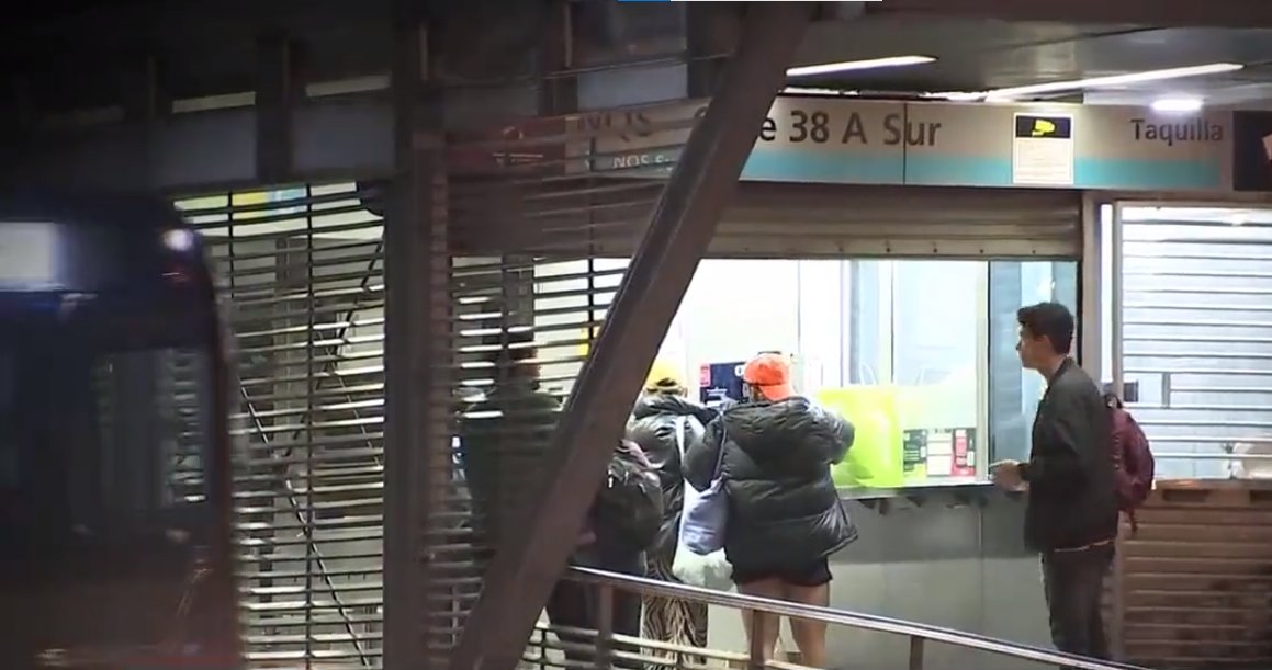 Joven fue apuñalado por pillos que le intentaron robar su celular en TM Un nuevo hecho de inseguridad tuvo lugar en la estación de TransMilenio NQS Calle 38 A sur, pues allí, un joven fue apuñalado en un intento de robo, afortunadamente está fuera de peligro.