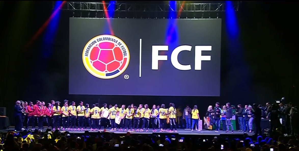 El increíble homenaje a las 'Superpoderosas' en el Movistar Arena En este momento, las Superpoderosas descienden del bus de la Selección, donde cientos de hinchas las reciben con aplausos y un callejón de bienvenida para las talentosas jugadoras.