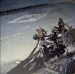 Le robaron la moto y ahora lo llaman para pedir rescate ¡El colmo!, pillos le robaron la moto a un hombre en el barrio San Isidro, localidad de San Cristóbal, y en menos de una hora lo llamaron para extorsionarlo.