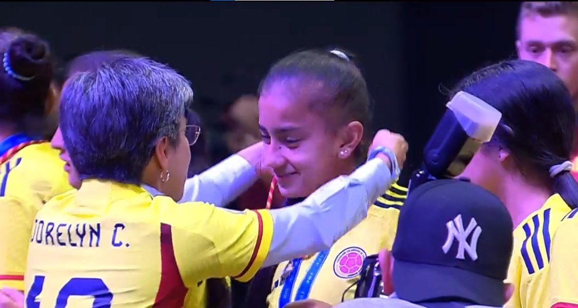 El increíble homenaje a las 'Superpoderosas' en el Movistar Arena En este momento, las Superpoderosas descienden del bus de la Selección, donde cientos de hinchas las reciben con aplausos y un callejón de bienvenida para las talentosas jugadoras.