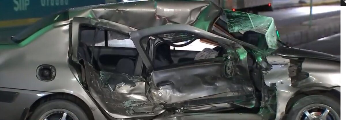 Imprudencia de un conductor, ocasionó grave accidente en Engativá Un grave accidente se presentó en el sector del Quirigua, occidente de la capital, cuando un imprudente conductor de un vehículo gris, se pasó un semáforo en rojo e impactó contra un furgón.