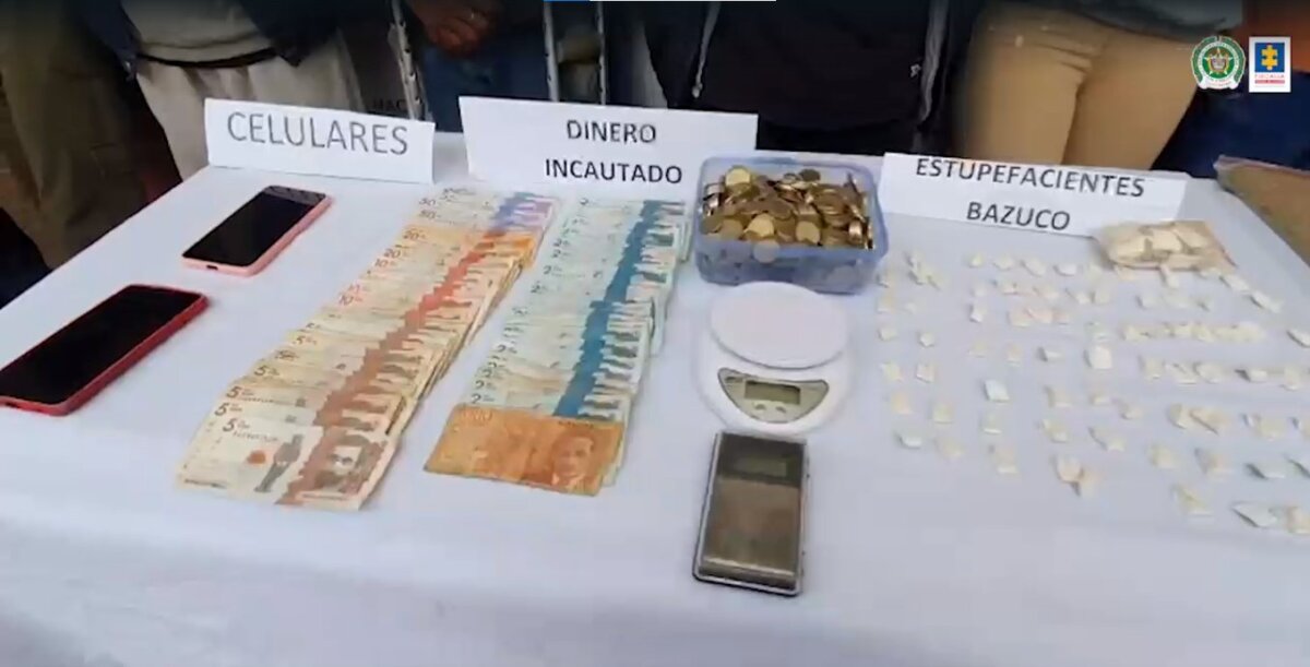 En la olla cayeron 'Los Tamales', dedicados al microtráfico en Bogotá 1 En la olla cayeron 'Los Tamales', dedicados al microtráfico en Bogotá Las autoridades lograron capturar a 8 personas integrantes de la banda conocida como 'Los Tamales', quienes aparentemente se hacían pasar por habitantes de calle para comercializar droga en la localidad de Rafael Uribe Uribe, sur oriente de Bogotá.