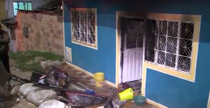 Corto circuito generó terrible incendio en una casa de Usme 1 Corto circuito generó terrible incendio en una casa de Usme Según se supo, el incendio se generó por un corto circuito y por eso las autoridades le hacen un llamado a los ciudadanos para que tenga precaución con las conexiones que realizan para esta Navidad.