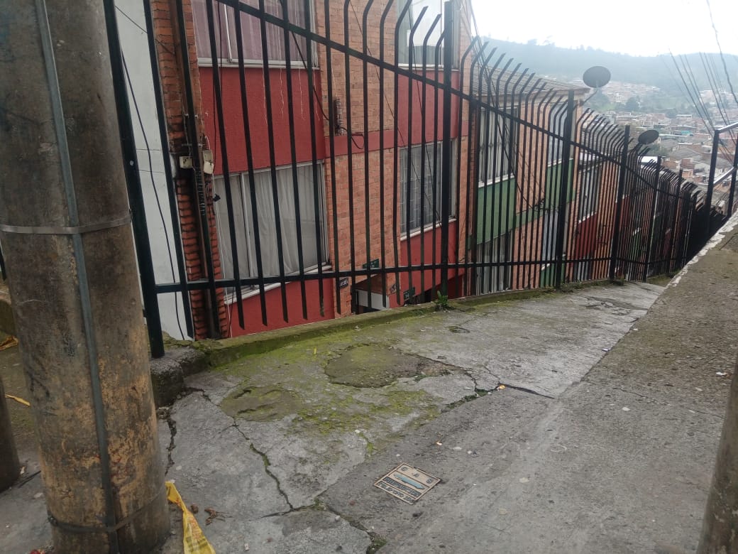 Indiscriminado ataque a bala en La Joyita 1 Indiscriminado ataque a bala en La Joyita Varios jóvenes que departían en una esquina de la parte alta del barrio La Joyita, en San Cristóbal, fueron sorprendidos por un feroz ataque a bala del que fue víctima un sujeto de unos 25 años que se encontraba a escasos metros del grupo de amigos.
