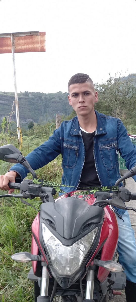 Por robarle la bici mataron a Steven en Fontibón “Me duele en el alma la muerte de ese muchacho, porque esto pasa a diario, porque yo misma he visto y soy testigo de varias muertes que han pasado acá. Y sí, los policías vienen un rato, una noche, un día entero incluso, pero y luego ¿qué? Lo mismo: robos, atracos y una violencia atroz, al punto que lo matan a uno por tener o por no tener. Esto me tiene muy conmovida, era un muchachito”, fueron las palabras de una vecina del Portal El Dorado de TransMilenio, en donde la noche de este miércoles, en uno de los puentes que da acceso a la estación, un joven fue asesinado en medio de un intento por robarle la bicicleta en la que se movilizaba. La inseguridad está desbordada, tanto en el interior del sistema como en sus alrededores, y es la percepción de inseguridad la que reina entre los transeúntes.