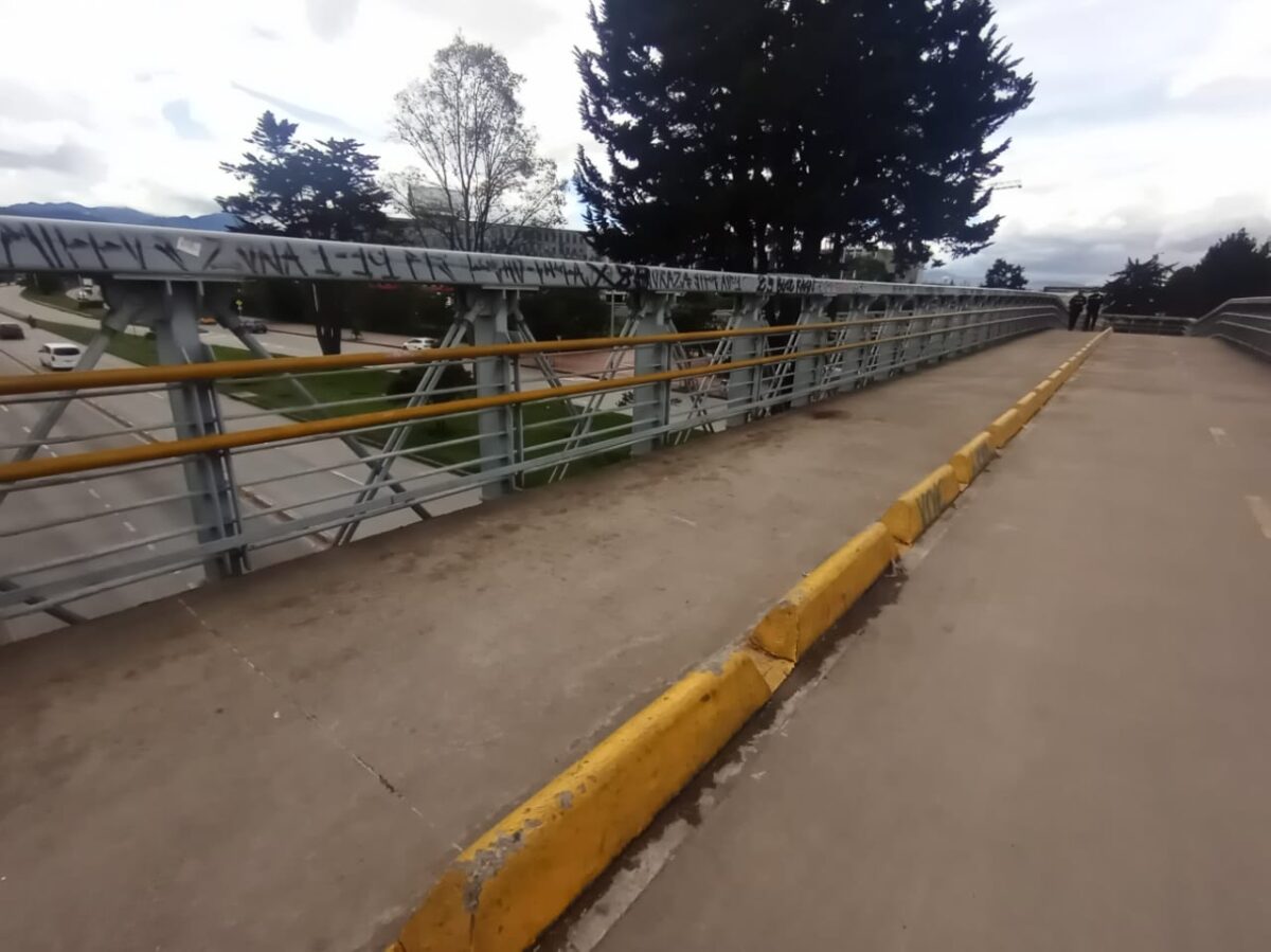 Por robarle la bici mataron a Steven en Fontibón “Me duele en el alma la muerte de ese muchacho, porque esto pasa a diario, porque yo misma he visto y soy testigo de varias muertes que han pasado acá. Y sí, los policías vienen un rato, una noche, un día entero incluso, pero y luego ¿qué? Lo mismo: robos, atracos y una violencia atroz, al punto que lo matan a uno por tener o por no tener. Esto me tiene muy conmovida, era un muchachito”, fueron las palabras de una vecina del Portal El Dorado de TransMilenio, en donde la noche de este miércoles, en uno de los puentes que da acceso a la estación, un joven fue asesinado en medio de un intento por robarle la bicicleta en la que se movilizaba. La inseguridad está desbordada, tanto en el interior del sistema como en sus alrededores, y es la percepción de inseguridad la que reina entre los transeúntes.