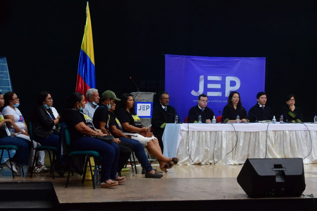 Tras aceptar falsos positivos, JEP inició proceso a 23 exmilitares 7 Tras aceptar falsos positivos, JEP inició proceso a 23 exmilitares La JEP imputó a los 22 exintegrantes de la brigada XVI del Ejército, al exdirector del DAS Casanare y a dos terceros civiles por el caso 03 asesinatos y desapariciones forzadas ilegítimamente presentados como bajas en combates por agentes del Estado.