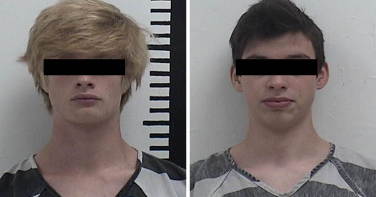 Macabro: jóvenes mataron a su profesora por colocarles una mala calificación 1 Macabro: jóvenes mataron a su profesora por colocarles una mala calificación A punta de golpes con un bate, dos jóvenes asesinaron a sangre fría a su profesora de español, aparentemente, porque esta les había colocado una mala nota que les bajaba el promedio.