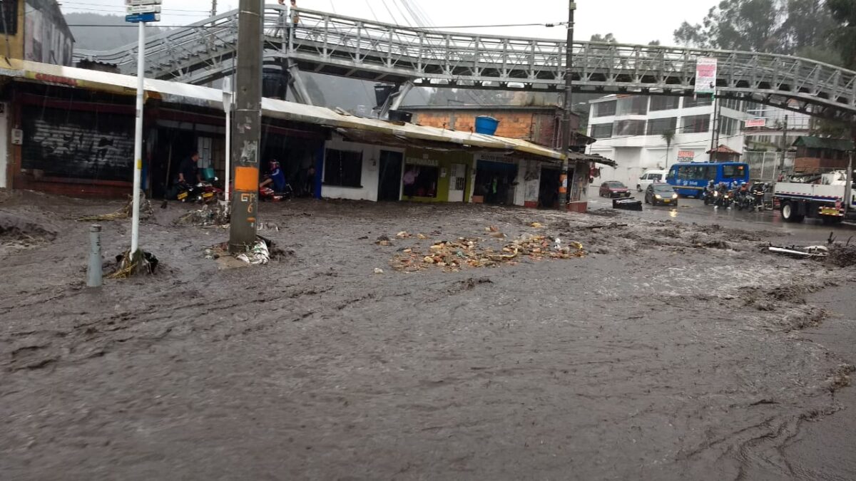 Pilas con los cierres de la ciclovía por los estragos que dejó el fuerte aguacero Continúan las labores de limpieza y mantenimiento del sistema de alcantarillado en la Av. 9 entre calles 108 y 110 después de las fuertes lluvias que originaron el desbordamiento de la quebrada La Chorrera en La Calera. https://t.co/lRDHlcKjPi pic.twitter.com/2EwFjkkuvO