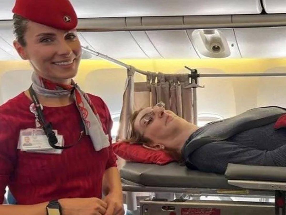 Las maromas para que la mujer más alta del mundo viajara en avión por primera vez La mujer catalogada por los Guinness World Records como la más alta del mundo, Rumeysa Gelgi, una ciudadana turca, viajó por primera vez en avión desde su país natal Turquía hasta la ciudad de San Francisco, en Estados Unidos.