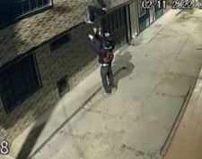 Regresó la banda de pillos 'escalera humana' y atracan en Ciudad Bolívar Preocupados están los habitantes del barrio Candelaria La Nueva, pues después de cinco meses de no ver atracadores, en la madrugada de este miércoles, tres sujetos pertenecientes a la banda de pillos 'escalera humana', robaron una casa de la zona.