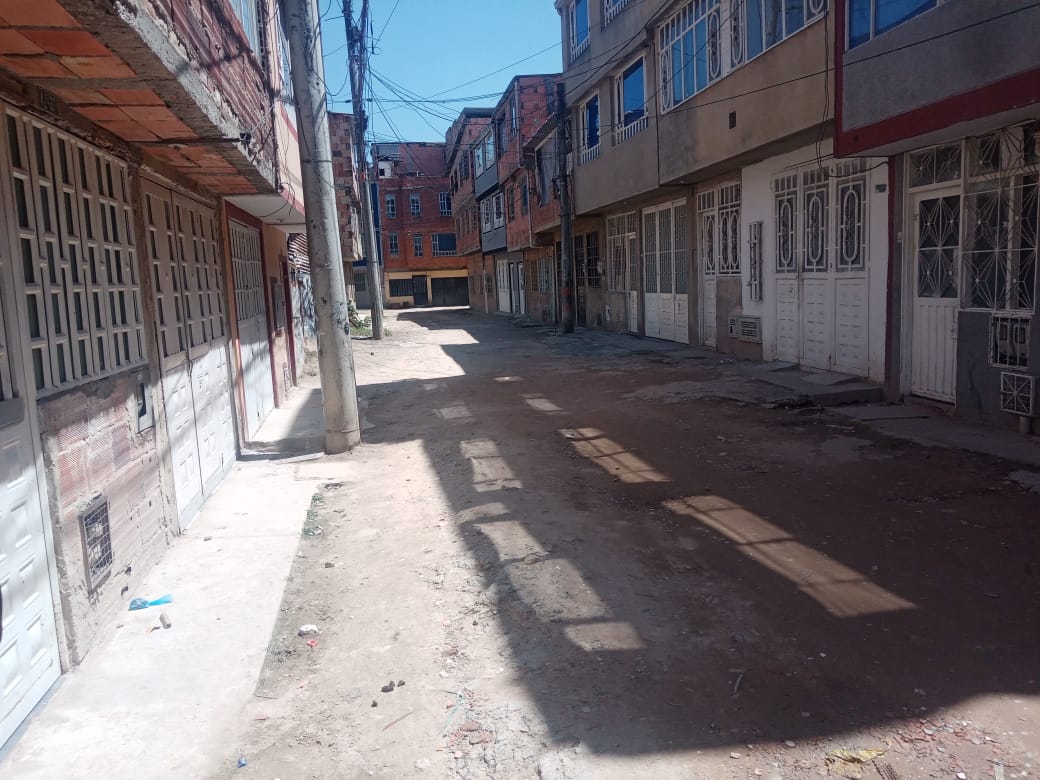 Le dispararon por la espalda a un vendedor informal en Kennedy 1 Le dispararon por la espalda a un vendedor informal en Kennedy Un violento inicio de jornada tuvo lugar este domingo en el barrio La Rivera (en Kennedy), cuando Carlos Enrique Martínez del Vecho, un humilde vendedor informal, fue asesinado mientras sacaba a la calle su carrito ambulante.