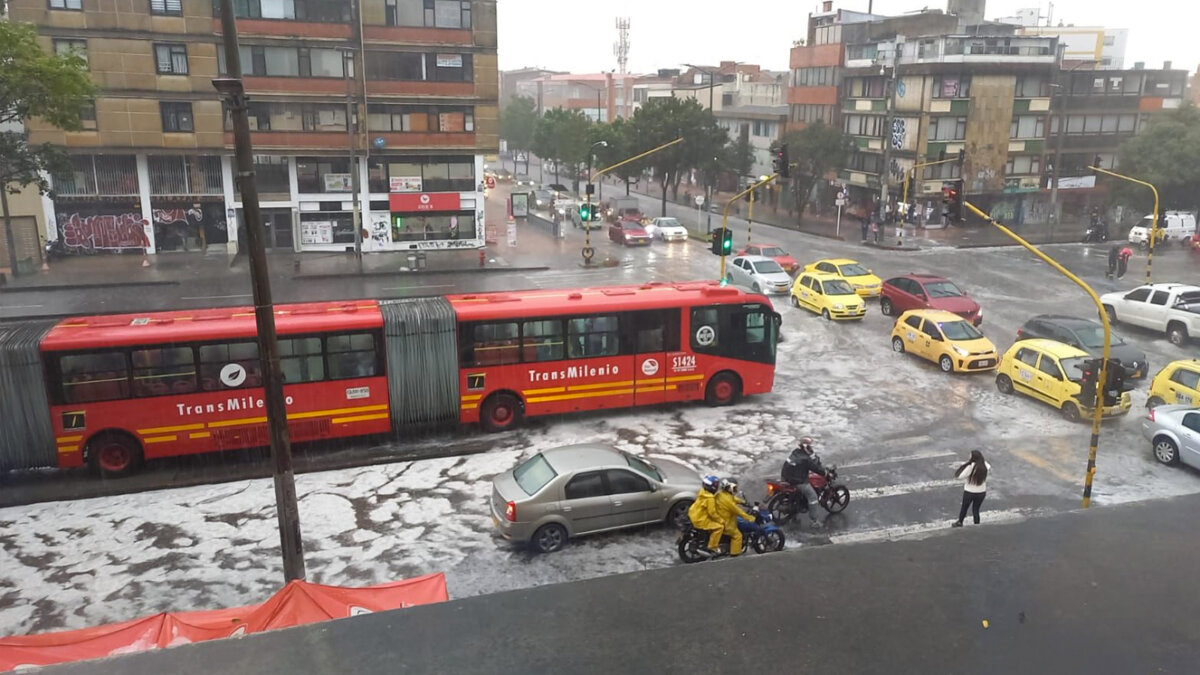Tarde de lluvias, inundaciones y hasta nieve en Bogotá Este jueves se han presentado fuertes lluvias en diferentes sectores de la capital, especialmente en las localidades de Suba, Usaquén y Chapinero. Los usuarios en redes sociales han compartido el panorama desde sus ventanas y trabajos, pues hasta granizo cayó.