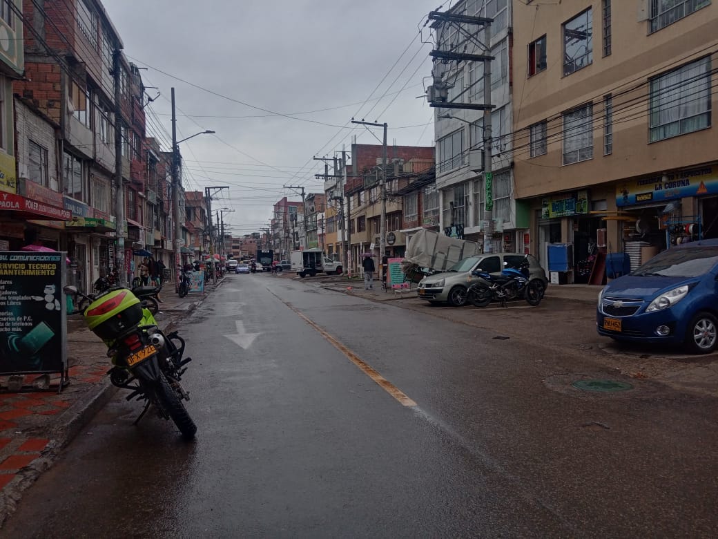 Atroz crimen a bala en La Coruña En la madrugada del martes, cuando apenas iniciaba el primer día de noviembre, fue asesinado un hombre en el barrio La Coruña (Ciudad Bolívar), en plena vía pública&nbsp; de la Carrera 48B con Calle 59C sur, luego de que las autoridades fueran alertadas por una presunta riña entre habitantes de calle.&nbsp;