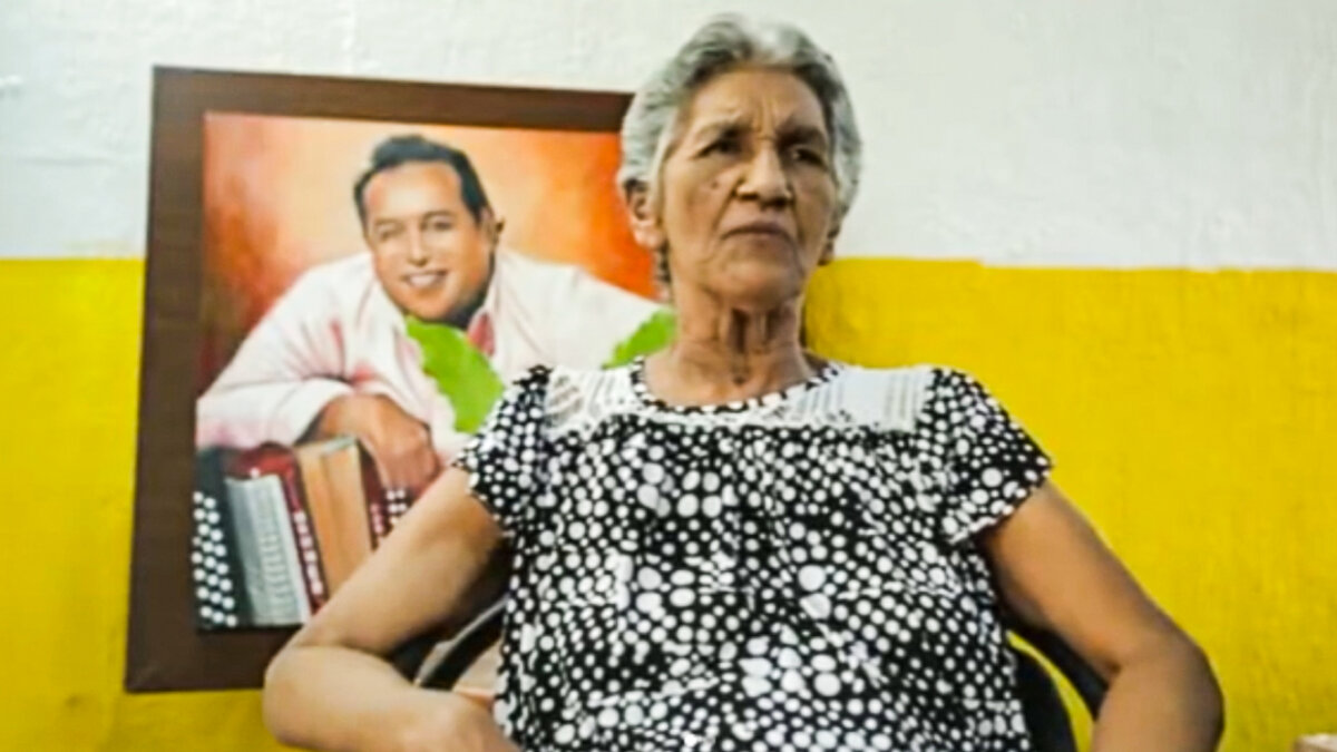 ¡Casi le da! Mamá de Diomedes Díaz se salvó de bala perdida 1 ¡Casi le da! Mamá de Diomedes Díaz se salvó de bala perdida “Fue un susto grande", la mamá de Diomedes Díaz, Elvira Maestre o ‘mamá Vila’ como es llamada cariñosamente, se llevó tremendo susto cuando en su casa entró una bala perdida y por poco resulta lastimada.