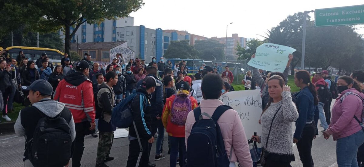 ¡Tremendo trancón en el Portal de Suba por manifestaciones! 4 ¡Tremendo trancón en el Portal de Suba por manifestaciones! Desde tempranas horas de este martes se inició una manifestación en el Portal Suba de TransMilenio que ha afectado la movilidad de cientos de ciudadanos que a esta hora van rumbo a sus lugares de trabajo u otros compromisos.