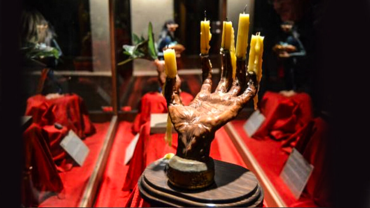 Los macabros poderes de la mano de gloria 2 Los macabros poderes de la mano de gloria En el mundo paranormal abundan los amuletos y las historias alrededor de ellos, pero ninguno como la mano de gloria, muy popular en el siglo XVI entre los ladrones para poder cometer sus delitos sin que nadie los descubriera.
