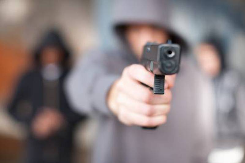 Sujeto dio bala en Marco Fidel Suárez: dos personas resultaron heridas 1 Sujeto dio bala en Marco Fidel Suárez: dos personas resultaron heridas En horas de la madrugada de ayer la tranquilidad de los vecinos del barrio Marco Fidel Suárez se vio interrumpida por un hombre que empuñando un arma de fuego empezó a disparar a diestra y siniestra. El sujeto, de unos 35 años, logró impactar a dos personas que fueron por fortuna trasladadas a centro asistencial con lesiones que no fueron mortales.