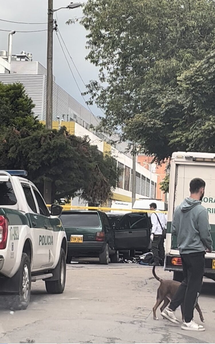 Este es el hombre asesinado en Mazurén Como Claudio Javier Silva Otálora fue identificado el hombre asesinado a fusil la mañana de este viernes al interior de un vehículo en el sector de Mazurén (Suba), al norte de la capital, justo cuando estaba hablando con un amigo.
