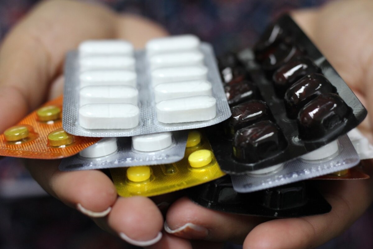 No se pase de listo con los antibióticos 2 No se pase de listo con los antibióticos Como una gran amenaza ha calificado la Organización Mundial de la Salud esta semana al uso indebido de antibióticos, un problema de salud pública al que los expertos se refieren como una resistencia antimicrobiana; esto es la resistencia que las bacterias y otros agentes infecciosos están desarrollando debido a una especie de costumbre y acoplamiento a los distintos fármacos, conocidos como antibióticos, para tratar este tipo de enfermedades.