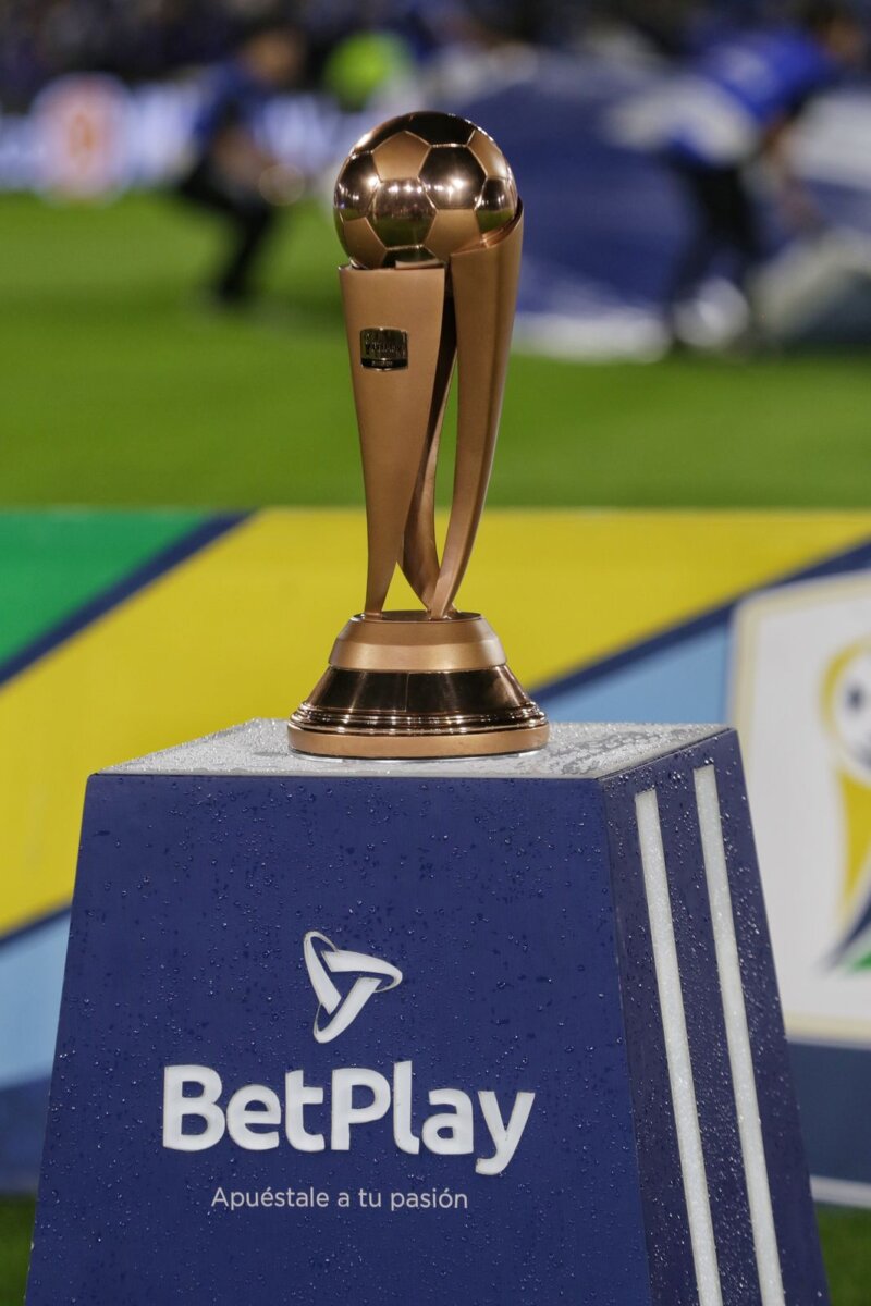 Millos inmenso: campeón de la Copa Colombia 4 Millos inmenso: campeón de la Copa Colombia Finalizó el encuentro deportivo de la final de la Copa BetPlay en el estadio El Campín, y Millonarios se coronó campeón con un 2-0 al Junior de Barranquilla, con goles de Luis Carlos Ruiz en el minuto 18 y de David Silva en el minuto 77. Desde 2011 el equipo azul no ganaba este torneo deportivo.