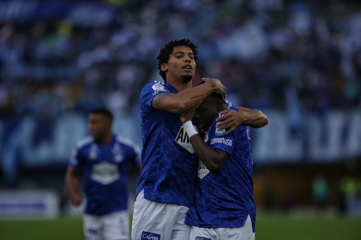 Millonarios se impone a los matecañas y es líder del grupo A Wilmar Roldan pita el final del partido. Victoria de Millonarios por 2 goles frente al Deportivo Pereira.
