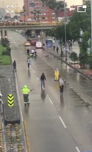 Encapuchados intentaron quemar moto de un policía en Bogotá 1 Encapuchados intentaron quemar moto de un policía en Bogotá En horas de la tarde de este jueves los ciudadanos que transitaban frente a la Universidad Nacional por la carrera 30 registraron en videos los angustiosos momentos en lo que se ve a un Policía ser interceptado por unos encapuchados que salieron de la institución.