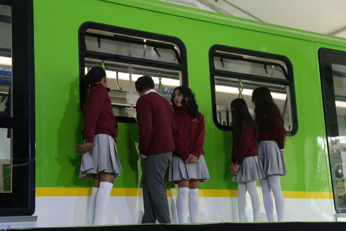 Llegó a Bogotá el vagón escuela del metro 2 Llegó a Bogotá el vagón escuela del metro Este martes, el Metro de Bogotá y la alcaldesa de Bogotá, Claudia López, presentaron oficialmente el prototipo de un vagón del metro de la ciudad. El modelo es a escala real y será una 'escuela' para que los ciudadanos aprendan a cuidarlo y hacer uso de este.