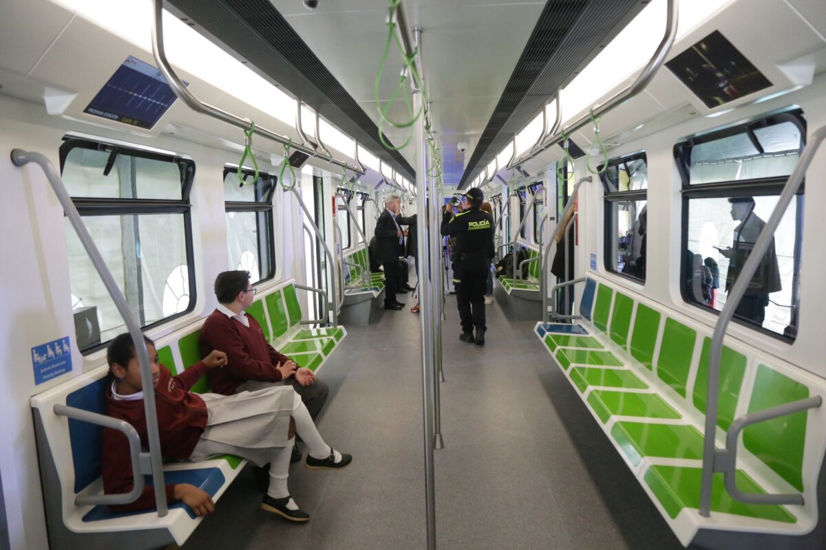 Llegó a Bogotá el vagón escuela del metro 9 Llegó a Bogotá el vagón escuela del metro Este martes, el Metro de Bogotá y la alcaldesa de Bogotá, Claudia López, presentaron oficialmente el prototipo de un vagón del metro de la ciudad. El modelo es a escala real y será una 'escuela' para que los ciudadanos aprendan a cuidarlo y hacer uso de este.