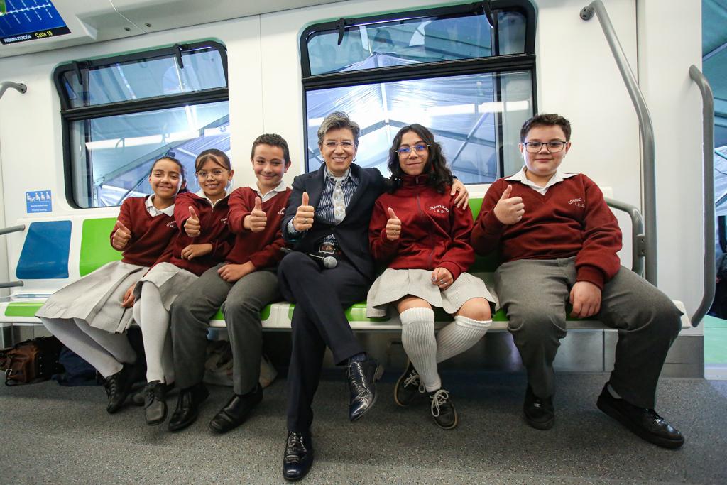 Llegó a Bogotá el vagón escuela del metro 8 Llegó a Bogotá el vagón escuela del metro Este martes, el Metro de Bogotá y la alcaldesa de Bogotá, Claudia López, presentaron oficialmente el prototipo de un vagón del metro de la ciudad. El modelo es a escala real y será una 'escuela' para que los ciudadanos aprendan a cuidarlo y hacer uso de este.