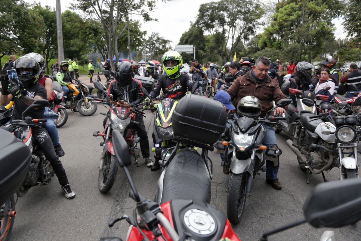 Protesta de moteros en Bogotá, a pesar de la rebaja del SOAT 2 Protesta de moteros en Bogotá, a pesar de la rebaja del SOAT A pesar de que el ministro de Hacienda, José Antonio Ocampo, anunció este martes la reducción del 50 % en el precio del SOAT para las motos, la noticia no tuvo el impacto que se esperaba y a esta hora un grupo de motociclistas está manifestando a los alrededores de la Biblioteca Virgilio Barco y del parque Simón Bolívar.