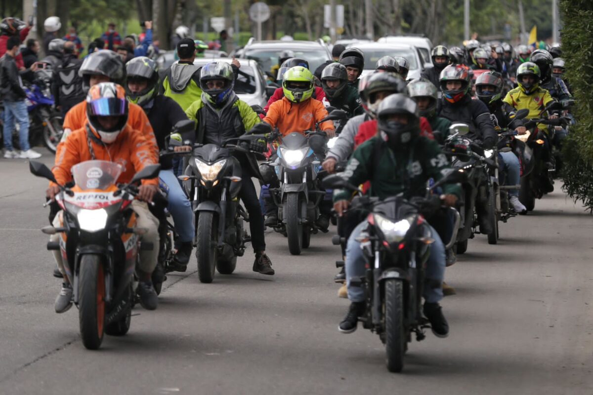 Protesta de moteros en Bogotá, a pesar de la rebaja del SOAT 1 Protesta de moteros en Bogotá, a pesar de la rebaja del SOAT A pesar de que el ministro de Hacienda, José Antonio Ocampo, anunció este martes la reducción del 50 % en el precio del SOAT para las motos, la noticia no tuvo el impacto que se esperaba y a esta hora un grupo de motociclistas está manifestando a los alrededores de la Biblioteca Virgilio Barco y del parque Simón Bolívar.